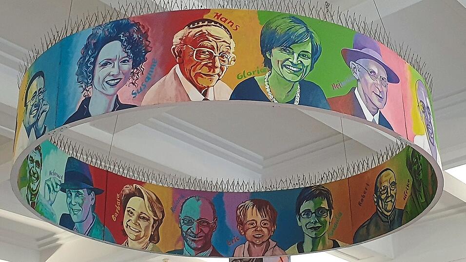 F&uuml;rstin Gloria von Thurn und Taxis (vorne, in Gr&uuml;n) ist eine von vielen Pers&ouml;nlichkeiten, die auf dem Kunstwerk in der Regensburger Bahnhofshalle abgebildet ist.