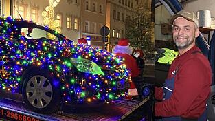 Das Straubinger Weihnachtsauto von Michal Szymeczko darf nicht im öffentlichen Straßenverkehr gefahren werden.