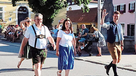 Horst Heppenheimer mit Frau und Georg Schneider VII., Chef der Karmelitenbrauerei (v. l.) beim Volksfestauszug in Bogen