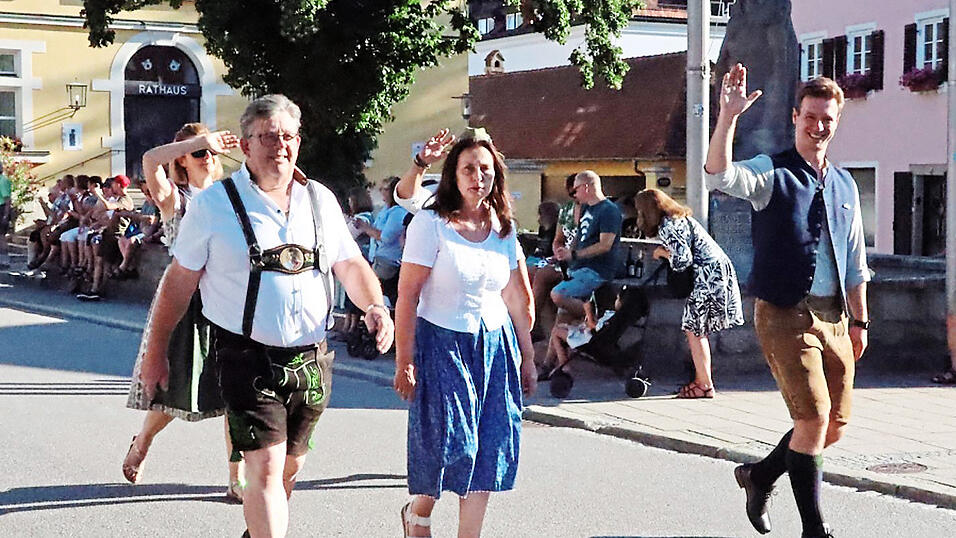 Horst Heppenheimer mit Frau und Georg Schneider VII., Chef der Karmelitenbrauerei (v. l.) beim Volksfestauszug in Bogen