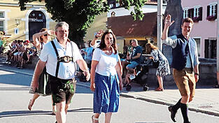 Horst Heppenheimer mit Frau und Georg Schneider VII., Chef der Karmelitenbrauerei (v. l.) beim Volksfestauszug in Bogen Horst Heppenheimer mit Frau und Georg Schneider VII., Chef der Karmelitenbrauerei (v. l.) beim Volksfestauszug in Bogen