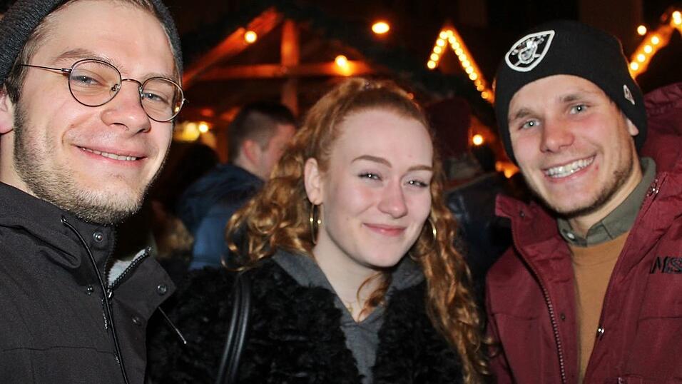 Seit einigen Jahren gehört auch die Weihnachtspyramide am Bischof-Sailer-Platz zur festen Institution zur Weihnachtszeit in Landshut, und ist vor allem bei der jüngeren Generation sehr beliebt. Seit einigen Jahren gehört auch die Weihnachtspyramide am Bischof-Sailer-Platz zur festen Institution zur Weihnachtszeit in Landshut, und ist vor allem bei der jüngeren Generation sehr beliebt.