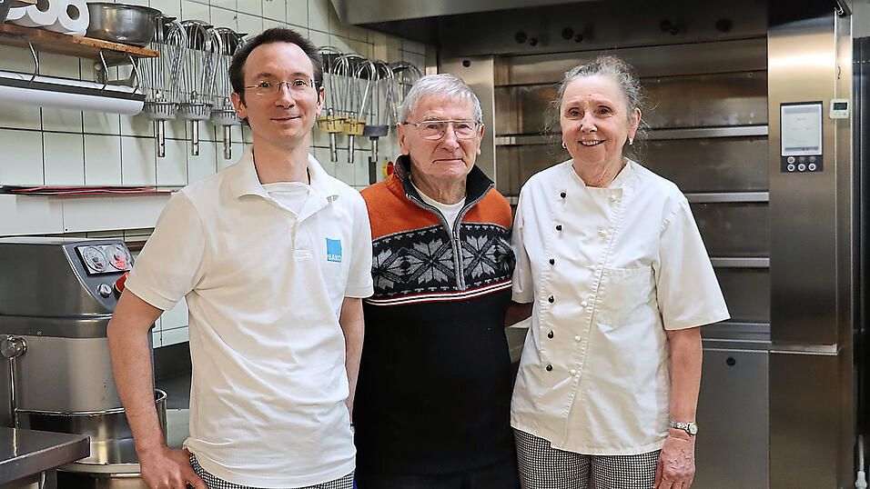 Das Inhaber-Team des Caf&eacute; Schmidt: In zweiter Gerneration Gerhard senior (Mitte) und Romana Schmidt und die dritte Generation, Gerhard Schmidt junior.