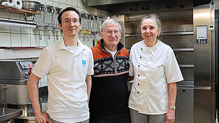 Das Inhaber-Team des Caf&eacute; Schmidt: In zweiter Gerneration Gerhard senior (Mitte) und Romana Schmidt und die dritte Generation, Gerhard Schmidt junior.