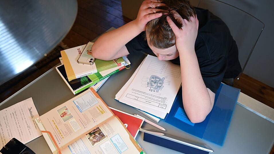 Viele Schüler fühlen sich überfordert beim Lernen unter Corona-Bedingungen - mit ein paar Tricks kann man etwas entspannter ans Lernen herangehen. Viele Schüler fühlen sich überfordert beim Lernen unter Corona-Bedingungen - mit ein paar Tricks kann man etwas entspannter ans Lernen herangehen.