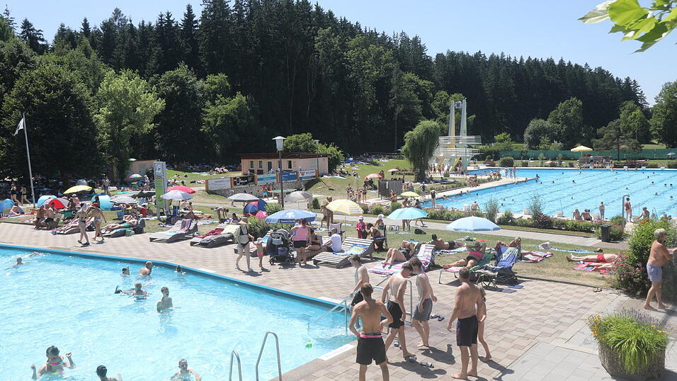 Warum in die Ferne schweifen, wenn das gute liegt so Nah. Das herrliche Sommerwetter bei hei&szlig;en Temperaturen &uuml;ber 30 Grad bietet auch daheim jede Menge Badespa&szlig; f&uuml;r Jung und Alt wie hier zum Beispiel im Taufkirchener Waldbad, ein Freizeitparadies f&uuml;r Jedermann Gluthitze am Fronleichnamsfeiertag konnten &uuml;ber 2.800 Besucher gez&auml;hlt werden und am letzten Pfingstferientag am Sonntagnachmittag, 22. Juni gab es einen Besucheransturm im Taufkirchener Freibad 'Waldbad' mit &uuml;ber 3.000 Badebesuchern und G&auml;sten.