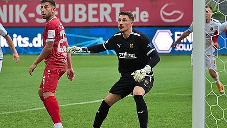 Vilzing mit Torwart Fabian Eutinger verlor die Regenschlacht im Hinspiel 0:2. Um diesmal gegen die Profis aus W&uuml;rzburg bestehen zu k&ouml;nnen, m&uuml;ssen die Fehler aus dem Spiel gegen Haching abgestellt werden.
