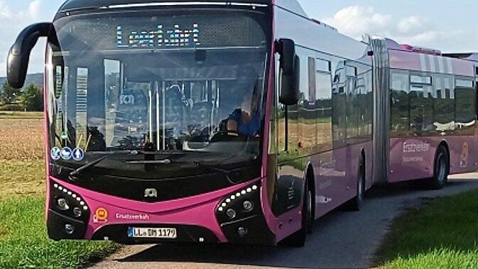Der Bus stand plötzlich vor der Kläranlage. Der Bus stand plötzlich vor der Kläranlage.