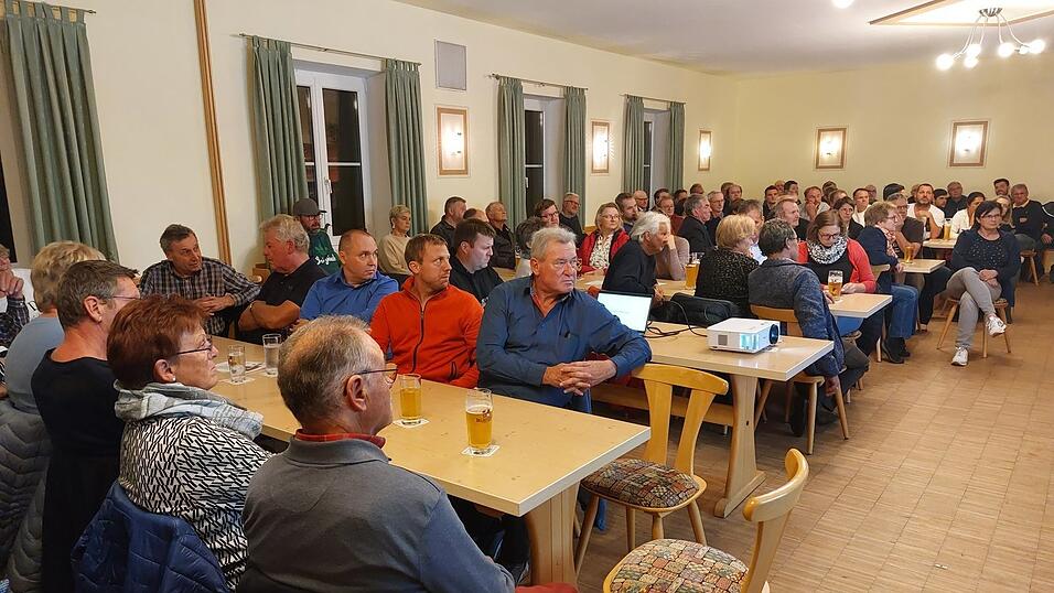 Volles Haus im Saal des Gasthauses Huber in Loh. Den Stephansposchinger B&uuml;rgern brannte einiges auf den N&auml;geln.