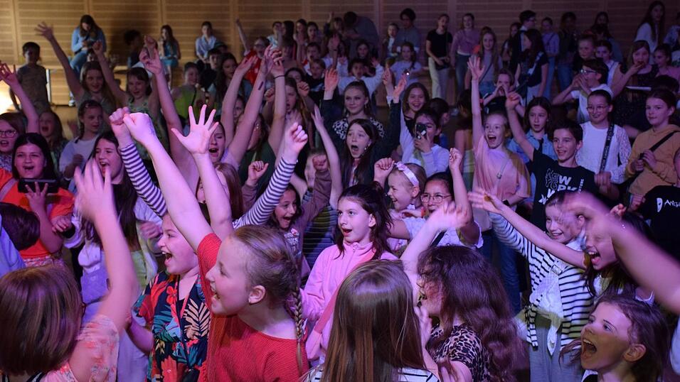 'Mit Volldampf' begeisterte Partyschlagerkünstler Eddy Bock. Mit bekannten Fetensongs sorgte er für eine ausgelassene Stimmung. 'Mit Volldampf' begeisterte Partyschlagerkünstler Eddy Bock. Mit bekannten Fetensongs sorgte er für eine ausgelassene Stimmung.