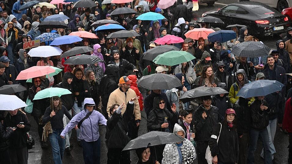 Trotz wechselhaften Wetters und eines kr&auml;ftigen Schauers nahm eine f&uuml;nfstellige Zahl von Menschen an der &laquo;Krachparade&raquo; teil.