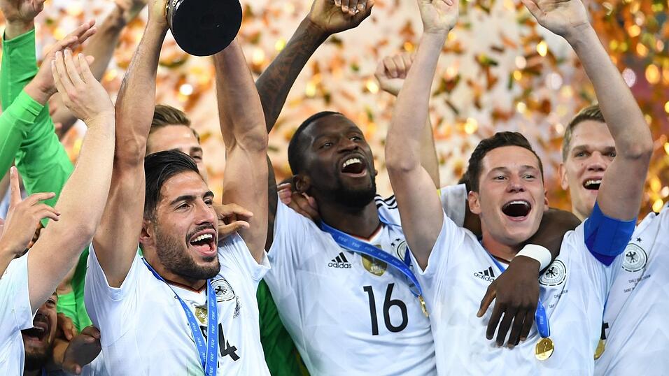 Mit Emre Can (l.) und Julian Draxler (r.) bejubelt Rüdiger (m.) den Gewinn des Confed Cups 2017. (Archivbild) Mit Emre Can (l.) und Julian Draxler (r.) bejubelt Rüdiger (m.) den Gewinn des Confed Cups 2017. (Archivbild)