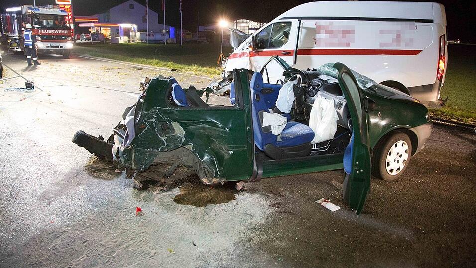 Zwei Menschen starben bei einem Verkehrsunfall am Montagabend auf der B11 bei Eching. Zwei Menschen starben bei einem Verkehrsunfall am Montagabend auf der B11 bei Eching.