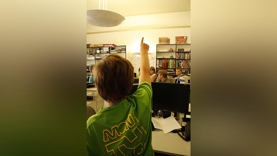 Die 4a und 4b der Grundschule Alburg besuchte am Donnerstag, 11. Juli, zusammen mit ihren Lehrerinnen Frau Scheer und Frau Schill das Verlagshaus des Straubinger Tagblatts. (Foto: Pfeffer) Die 4a und 4b der Grundschule Alburg besuchte am Donnerstag, 11. Juli, zusammen mit ihren Lehrerinnen Frau Scheer und Frau Schill das Verlagshaus des Straubinger Tagblatts. (Foto: Pfeffer)