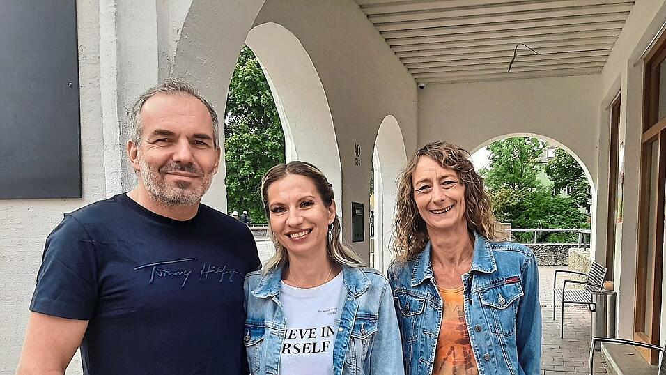 Stephanie Angermaier ist mit ihrem 'FAIRground'-Laden an die Heilig-Geist-Br&uuml;cke zur&uuml;ckgekehrt. Mit dabei: der Isar-Kiosk von Robert Aspeck und Laura Schneider