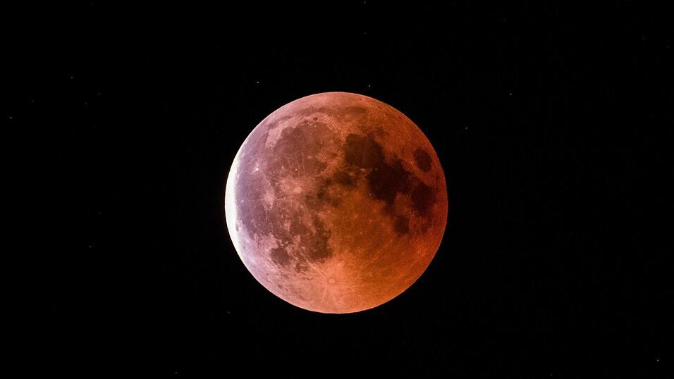 Ob man den Mond in Bayern am Sonntag so deutlich sehen kann, ist unklar. (Archivbild). Ob man den Mond in Bayern am Sonntag so deutlich sehen kann, ist unklar. (Archivbild).