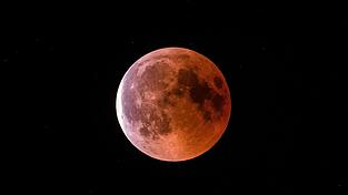 Ob man den Mond in Bayern am Sonntag so deutlich sehen kann, ist unklar. (Archivbild).