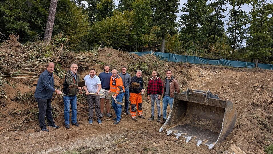 Offizieller Spatenstich: Gemeinderat Reinhold Högerl (v.l.), Gemeinderat Johann Miethaner, Bürgermeister Andreas Eckl, Bauleiter Johannes Schmid, Gruppenleiter Stefan Brunnbauer, Kalkulator Patrick Gruber (alle drei Firma Strabag Viechtach), Bauhofleiter Stefan Haimerl, Gemeinderat Roland Geiger und Gemeinderat und Planer Matthias Thanner.