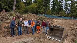 Offizieller Spatenstich: Gemeinderat Reinhold Högerl (v.l.), Gemeinderat Johann Miethaner, Bürgermeister Andreas Eckl, Bauleiter Johannes Schmid, Gruppenleiter Stefan Brunnbauer, Kalkulator Patrick Gruber (alle drei Firma Strabag Viechtach), Bauhofleiter Stefan Haimerl, Gemeinderat Roland Geiger und Gemeinderat und Planer Matthias Thanner.