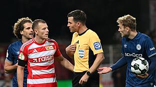 Viele Schiedsrichter, hier Harm Osmers, standen in der zweiten Pokal-Runde im Fokus.