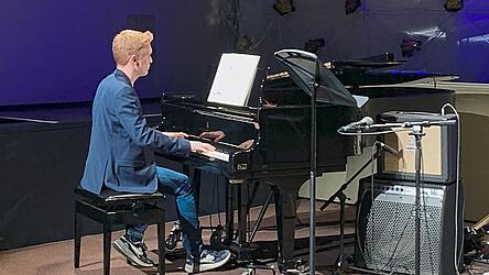 Die B&uuml;hne ganz f&uuml;r sich: Niklas Weller hatte bei seiner Darbietung von Beethovens &bdquo;Path&eacute;tique&ldquo; alle Augen auf sich gerichtet.