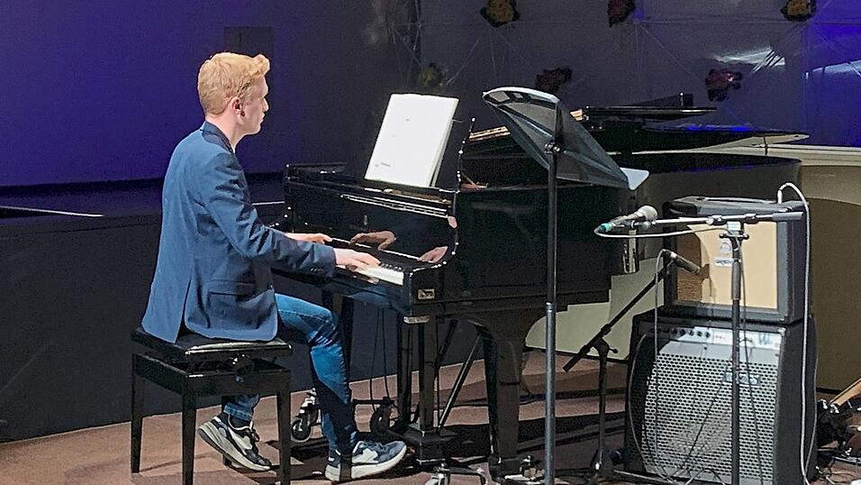 Die B&uuml;hne ganz f&uuml;r sich: Niklas Weller hatte bei seiner Darbietung von Beethovens &bdquo;Path&eacute;tique&ldquo; alle Augen auf sich gerichtet.