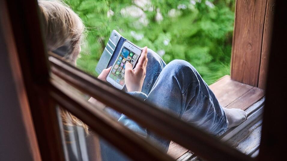 Frankreichs Pr&auml;sident will ein Verbot sozialer Medien f&uuml;r Kinder und Jugendliche bis 15 Jahre zum n&auml;chsten Schuljahr. (Archivbild)