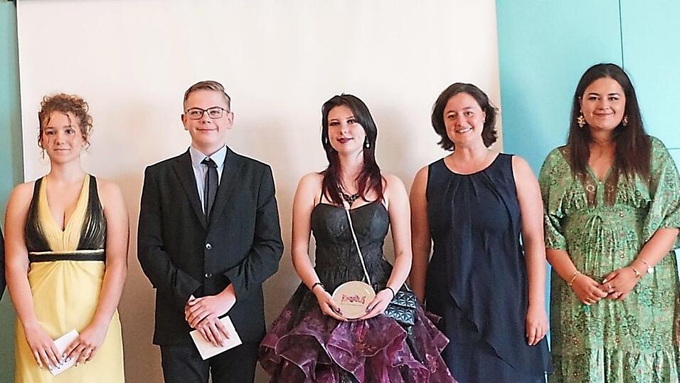 B&uuml;rgermeister Max Kofler aus Eching, Theresa Landersdorfer (2,1), Max Hille (1,8), Alina Anneser (1,2), die Tiefenbacher B&uuml;rgermeisterin Sigrid Maier, Fatma Sonkur Filiz (Klassenleitung) und Rektor Peter Lang (v.l.).
