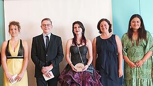 Bürgermeister Max Kofler aus Eching, Theresa Landersdorfer (2,1), Max Hille (1,8), Alina Anneser (1,2), die Tiefenbacher Bürgermeisterin Sigrid Maier, Fatma Sonkur Filiz (Klassenleitung) und Rektor Peter Lang (v.l.). Bürgermeister Max Kofler aus Eching, Theresa Landersdorfer (2,1), Max Hille (1,8), Alina Anneser (1,2), die Tiefenbacher Bürgermeisterin Sigrid Maier, Fatma Sonkur Filiz (Klassenleitung) und Rektor Peter Lang (v.l.).