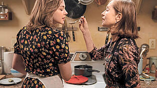 Frances (links, Chloë Grace Moretz) freundet sich mit der kultivierten und einfühlsamen Greta (Isabelle Huppert) an. Doch die vermeintliche Seelenverwandte entwickelt sich zum Monster.