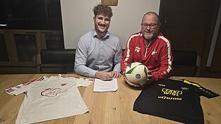 Hankofens Andreas Wagner (l.) wird neuer Spielertrainer beim TSV Mamming, sehr zur Freude von deren Fu&szlig;ball-Abteilungsleiter Peter Widl (r.).&nbsp;