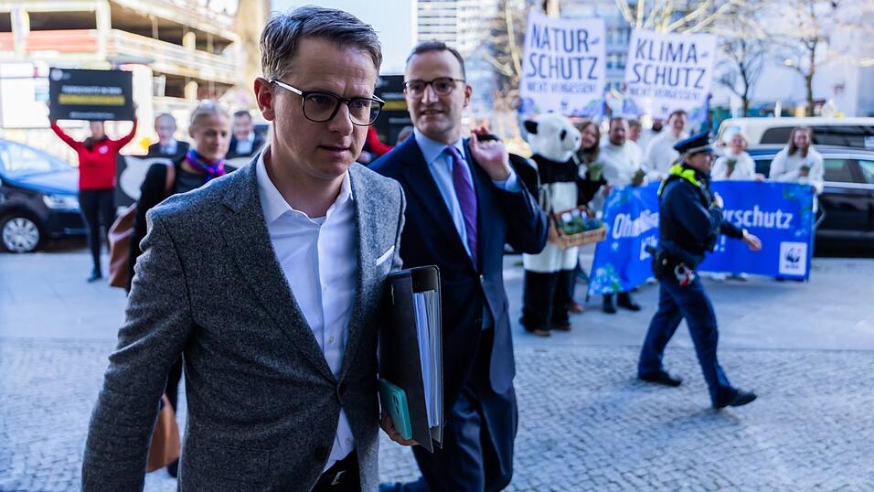 Carsten Linnemann verzichtet auf den Ministerposten. Wieder mehr in den Vordergrund k&ouml;nnte daf&uuml;r Jens Spahn (r.) r&uuml;cken.