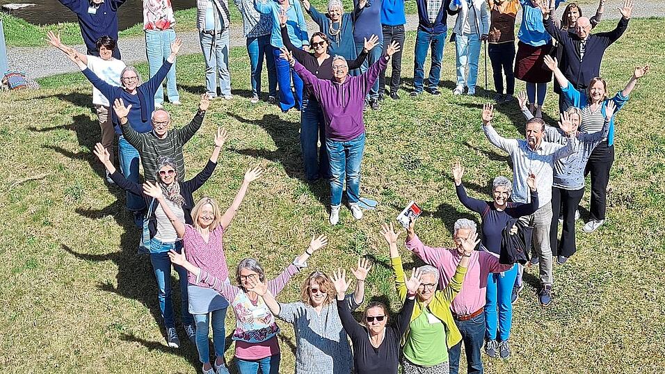 Über 100 Hospizbegleiter aller Altersgruppen und aus verschiedensten Berufen begleiten derzeit Sterbende in Privathaushalten, Krankenhäusern, Pflegeheimen, auf Palliativstationen und im stationären Hospiz. Über 100 Hospizbegleiter aller Altersgruppen und aus verschiedensten Berufen begleiten derzeit Sterbende in Privathaushalten, Krankenhäusern, Pflegeheimen, auf Palliativstationen und im stationären Hospiz.