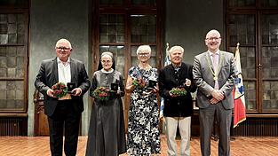 OB Alexander Putz mit den Geehrten (von links): Peter Haarpaintner, Schwester M. Michaela Huber, Anneliese und Walter Albrecht. OB Alexander Putz mit den Geehrten (von links): Peter Haarpaintner, Schwester M. Michaela Huber, Anneliese und Walter Albrecht.