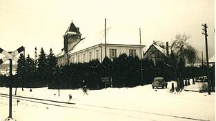 Ein Foto aus dem Winter 1953 zeigt den Firmenkomplex an der Schullerer-Kreuzung. Ein Foto aus dem Winter 1953 zeigt den Firmenkomplex an der Schullerer-Kreuzung.
