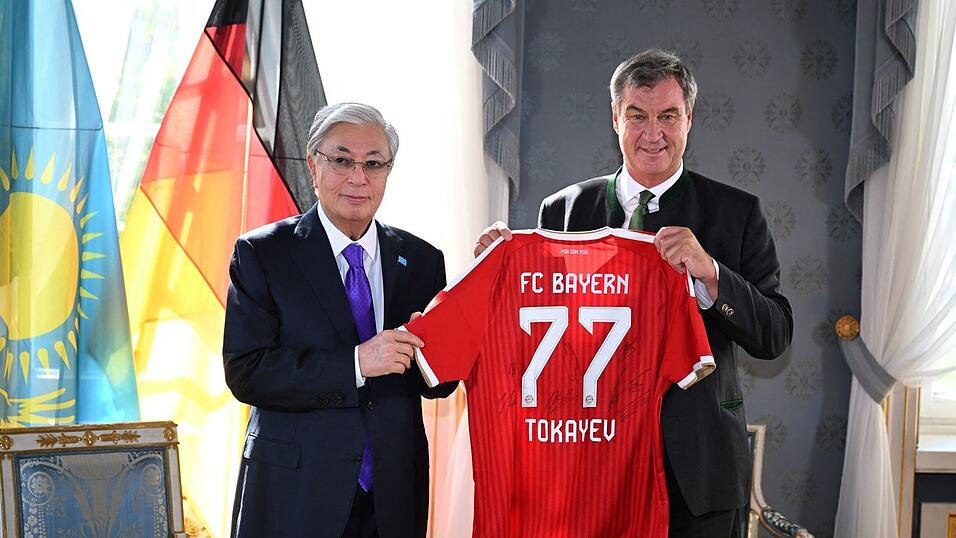 Ein Trikot als Geschenk: Markus Söder empfängt den Präsidenten Kasachstans. Ein Trikot als Geschenk: Markus Söder empfängt den Präsidenten Kasachstans.