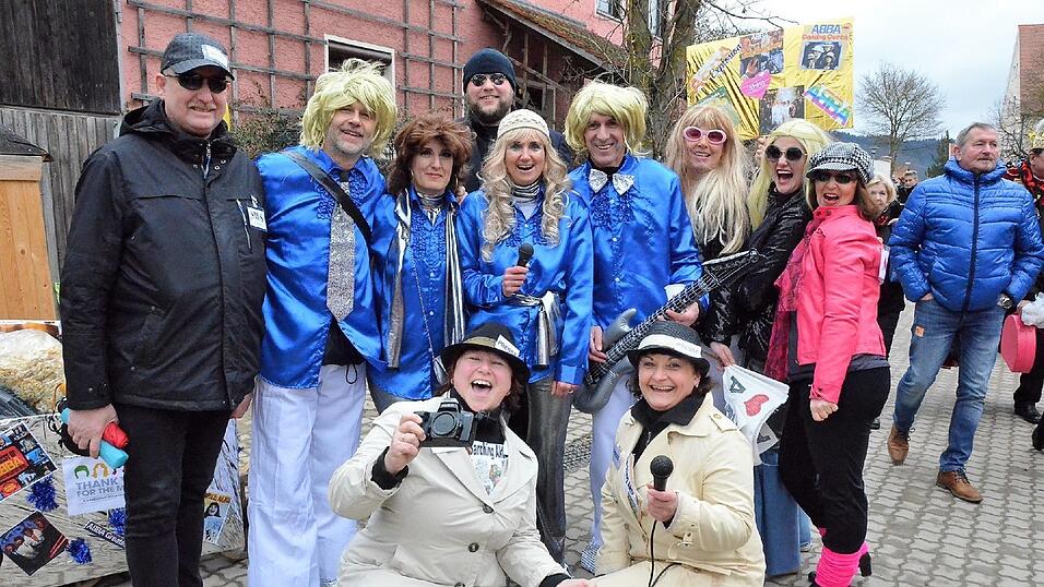 Mit dem großartigen 67. Faschingszug und einem anschließenden 'Narrentreiben' nahm am Faschingsdienstag der Fasching 2017 in Sarching ein glanzvolles Ende. Und was dabei alle 'narrisch' freute, das Wetter spielte doch noch mit; denn während des Zuges war es regenfrei; erst zum Ende regnete es! Mit dem großartigen 67. Faschingszug und einem anschließenden 'Narrentreiben' nahm am Faschingsdienstag der Fasching 2017 in Sarching ein glanzvolles Ende. Und was dabei alle 'narrisch' freute, das Wetter spielte doch noch mit; denn während des Zuges war es regenfrei; erst zum Ende regnete es!