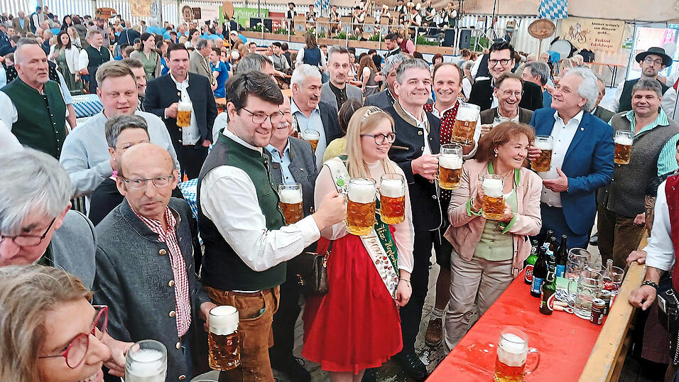 'Ozapft is!' Nach gerade mal zwei Schlägen konnten die Ehrengäste mit der ersten Maß anstoßen. 'Ozapft is!' Nach gerade mal zwei Schlägen konnten die Ehrengäste mit der ersten Maß anstoßen.