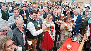 'Ozapft is!' Nach gerade mal zwei Schlägen konnten die Ehrengäste mit der ersten Maß anstoßen. 'Ozapft is!' Nach gerade mal zwei Schlägen konnten die Ehrengäste mit der ersten Maß anstoßen.