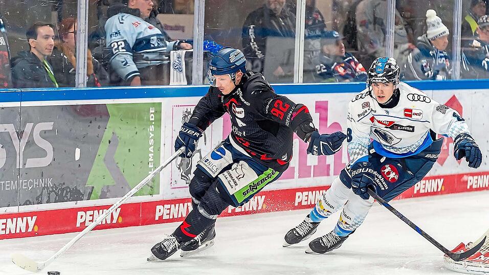 Ein verlorener Zweikampf von Straubings Marcel Brandt (oben, l.) gegen Philipp Krauß (r.) führt am Mittwoch zum 3:2 für Ingolstadt und war wahrscheinlich die Vorentscheidung in dem Derby. Ein verlorener Zweikampf von Straubings Marcel Brandt (oben, l.) gegen Philipp Krauß (r.) führt am Mittwoch zum 3:2 für Ingolstadt und war wahrscheinlich die Vorentscheidung in dem Derby.