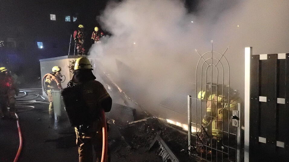 Die Stichflamme aus der Gasflasche war weithin sichtbar. Die Feuerwehrleute operierten mit schwerem Atemschutz. Die Stichflamme aus der Gasflasche war weithin sichtbar. Die Feuerwehrleute operierten mit schwerem Atemschutz.