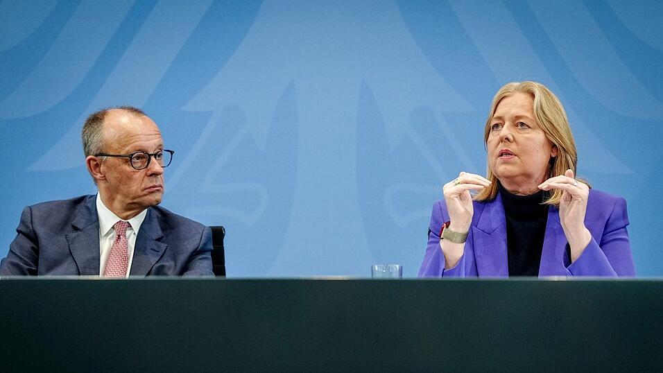 Kanzler Friedrich Merz und Bundesarbeitsministerin Bärbel Bas präsentieren die Ergebnisse des Koalitionsausschusses. Kanzler Friedrich Merz und Bundesarbeitsministerin Bärbel Bas präsentieren die Ergebnisse des Koalitionsausschusses.