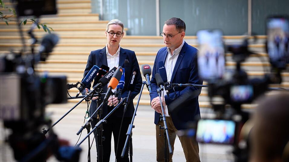 Die AfD wird vorerst vom Bundesamt für Verfassungsschutz weiter als rechtsextremistischer Verdachtsfall eingestuft. (Archivbild)