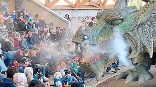 Auf Schmusekurs: Das Ungeheuer kommt den Zuschauern der neuen Drachen-Show w&auml;hrend der Vorf&uuml;hrung besonders nahe.