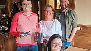 Kleine Präsente für die Listenkandidaten: Die Kreisvorsitzenden Monika Friedl (links) und Steve Brachwitz mit Stadträtin und Ortsvorsitzender Silke Schell sowie Ex-Stadträtin Jennifer Dietl. Kleine Präsente für die Listenkandidaten: Die Kreisvorsitzenden Monika Friedl (links) und Steve Brachwitz mit Stadträtin und Ortsvorsitzender Silke Schell sowie Ex-Stadträtin Jennifer Dietl.