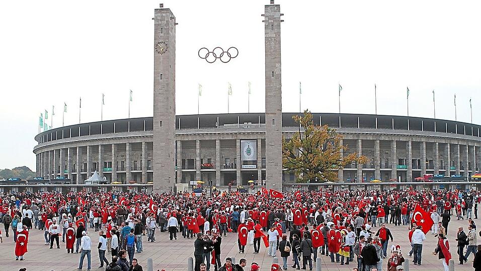 2010 trafen Deutschland und die Türkei zuletzt im Berliner Olympiastadion aufeinander. 13 Jahre später erwartet die deutsche Mannschaft erneut ein 'Auswärtsspiel' im eigenen Land. 2010 trafen Deutschland und die Türkei zuletzt im Berliner Olympiastadion aufeinander. 13 Jahre später erwartet die deutsche Mannschaft erneut ein 'Auswärtsspiel' im eigenen Land.