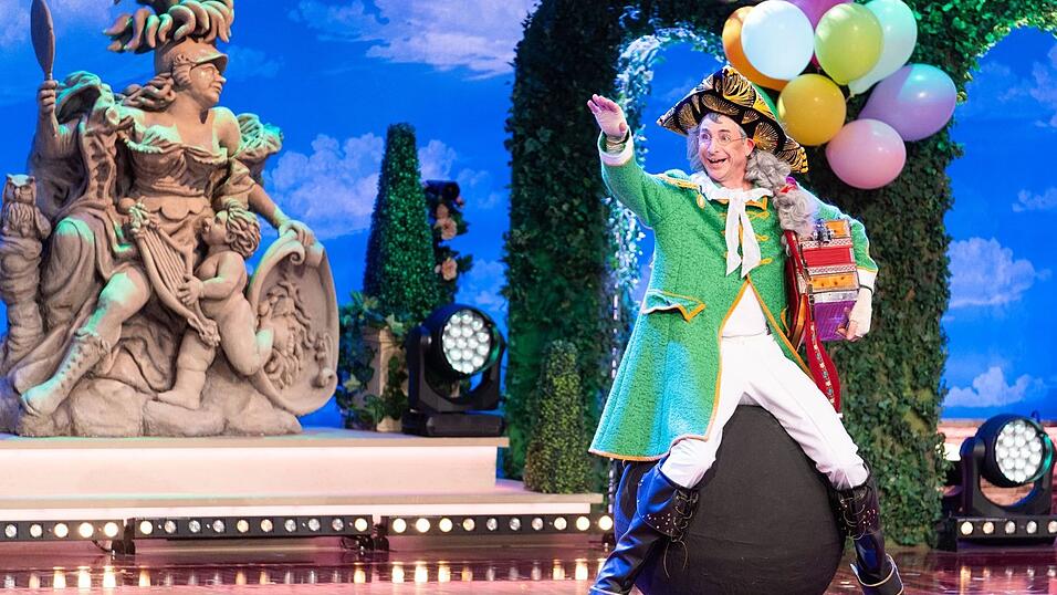 Der Comedian Oti Schmelzer tritt bei der Aufzeichnung der Sendung 'Fastnacht in Franken 2022' auf. Der Comedian Oti Schmelzer tritt bei der Aufzeichnung der Sendung 'Fastnacht in Franken 2022' auf.