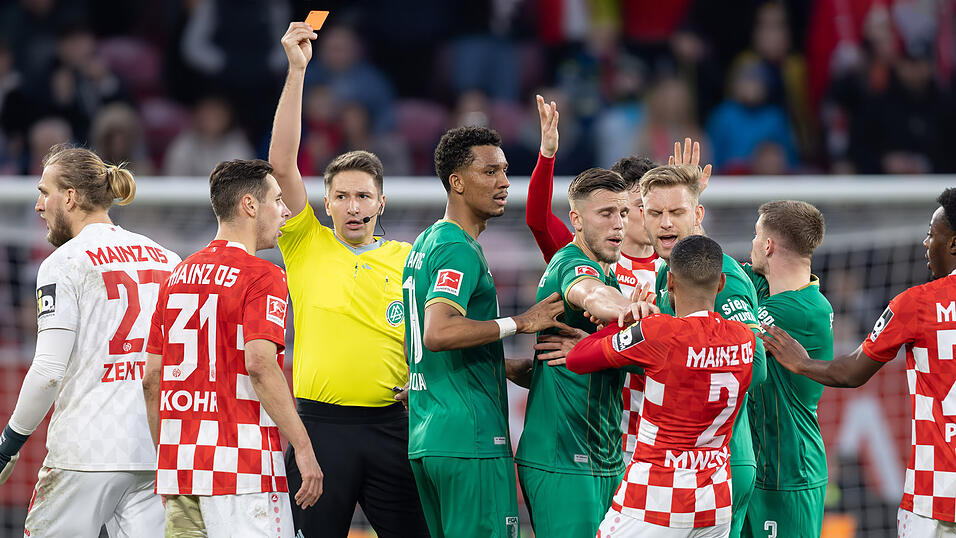 Wir vermissen die Rudelbildung: Eine neue Regel besagte bei der EM, dass nur der Kapitän mit dem Schiedsrichter sprechen darf. Ja, das macht den Sport disziplinierter. Aber mal ehrlich: So eine schöne Rudelbildung gehört zu einem hitzigen Spiel doch dazu ...