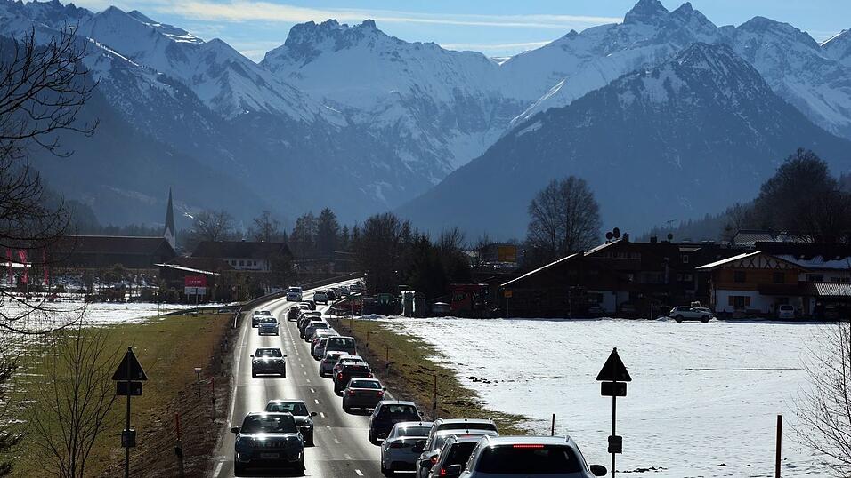 Besonders hoch ist die Staugefahr laut ADAC auf dem Weg in die Berge. (Archivbild) Besonders hoch ist die Staugefahr laut ADAC auf dem Weg in die Berge. (Archivbild)