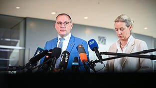 Alice Weidel (r.), AfD-Fraktionsvorsitzende, und Tino Chrupalla, AfD-Bundesvorsitzender und Fraktionsvorsitzender der AfD, geben ein Statement in der Westlobby des Bundestags.